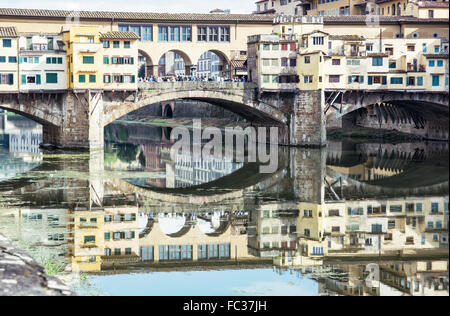 Le Ponte Vecchio se reflète dans l'Arno, Florence, Toscane, Italie. Destination de voyage. Patrimoine culturel. Banque D'Images