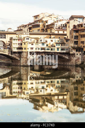 Le Ponte Vecchio et bâtiments historiques se reflètent dans l'Arno, Florence, Toscane, Italie. Destination de voyage. Heri culturel Banque D'Images