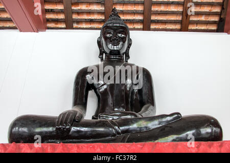 Statue de Bouddha noire au monastère bouddhiste Banque D'Images