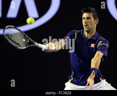 Melbourne, Australie. 20 Jan, 2016. Novak Djokovic la Serbie de retourne la balle durant son masculin deuxième tour contre Quentin Halys de France à l'Australian Open Tennis Championships à Melbourne, Australie, le 20 janvier 2016. Djokovic a gagné 3-0. Credit : Xu Yanyan/Xinhua/Alamy Live News Banque D'Images