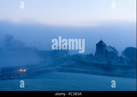 Llanddewi'r mcg, Powys, Wales, UK. Le 20 janvier, 2016. Après une nuit avec des températures chutant à moins 5 degrés centigrades, St David's Church est entouré par du brouillard givrant dans le petit hameau de Llanddewi'r mcg en Pays de Galles. Credit : Graham M. Lawrence/Alamy Live News. Banque D'Images