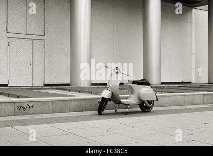 Route scooter le centre de Berlin Banque D'Images