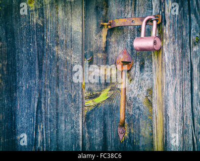 Fragment d'une porte en bois avec un loquet Banque D'Images