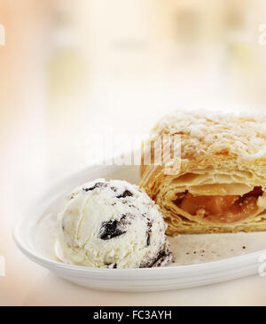 Strudel aux pommes avec de la crème glacée Banque D'Images
