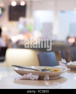 Restes de nourriture sur une plaque dans la salle à manger Banque D'Images