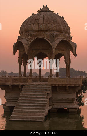 Gadi Sagar temple de Gadisar lake pendant le lever du soleil. Le temple et le lac situé à Jaisalmer, Rajasthan, Inde du Nord. Banque D'Images