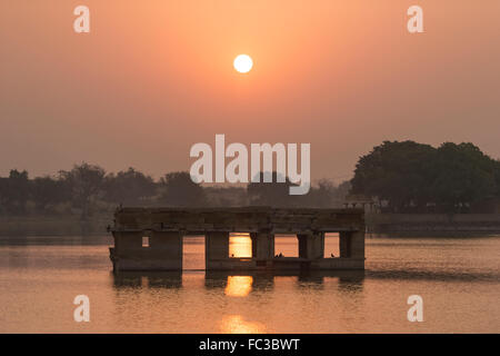 Gadisar lake pendant le lever du soleil. Le lac situé à Jaisalmer, Rajasthan, Inde du Nord. Banque D'Images