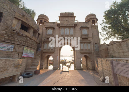 La porte principale pour entrer dans le lac Gadisagar situé à Jaisalmer, Inde. Banque D'Images