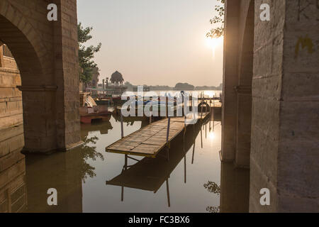 La porte principale pour entrer dans le lac Gadisagar situé à Jaisalmer, Inde. Banque D'Images