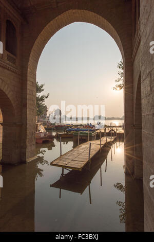 La porte principale pour entrer dans le lac Gadisagar situé à Jaisalmer, Inde. Banque D'Images