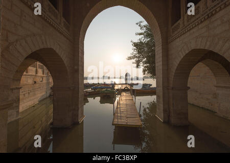 La porte principale pour entrer dans le lac Gadisagar situé à Jaisalmer, Inde. Banque D'Images