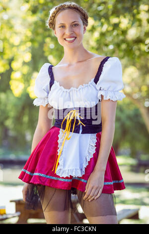 Jolie blonde oktoberfest in the park Banque D'Images