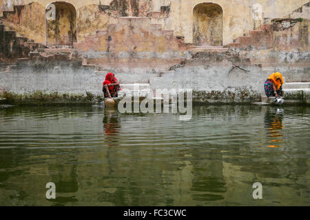 Deux femmes locales dans les cages de Chand Baori ou Panna Meena Ka Kund, à Jaipur, Inde. Banque D'Images