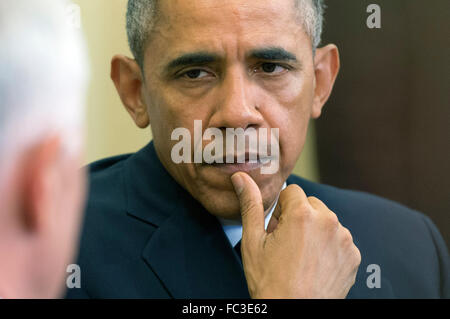 Washington, DC, USA. 19 Jan, 2016. Le président des États-Unis Barack Obama écoute comme Premier ministre Malcolm Turnbull, de l'Australie parle aux médias avant la tenue d'une réunion dans le bureau ovale à la Maison Blanche à Washington, DC Le 19 janvier 2016. Dpa : Crédit photo alliance/Alamy Live News Banque D'Images