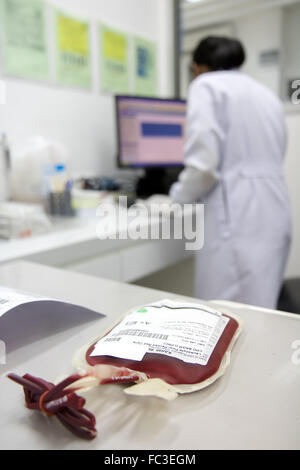 Paquet de sang sur la table dans le laboratoire de l'hôpital Banque D'Images