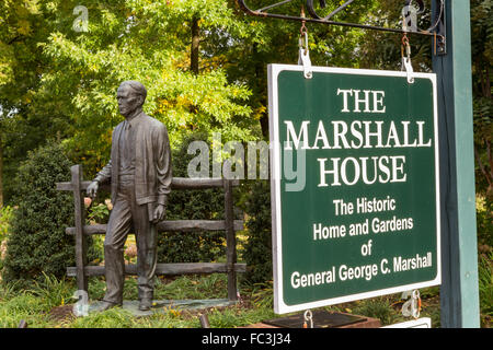 Statue de l'ancien WW2 Général George C. Marshall Marshall à l'extérieur de la maison musée et centre historique dans le village colonial de Leesburg, en Virginie, à l'extérieur de Washington, DC. Banque D'Images