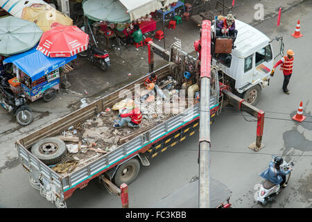 Chariot avec une grue dans les rues de Phnom Penh Banque D'Images