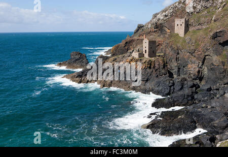 Tin Mine abandonnés sur la côte rocheuse à Botallack près de St Just, sur la côte nord des Cornouailles en Angleterre a été utilisé en plat,s Poldark. Banque D'Images