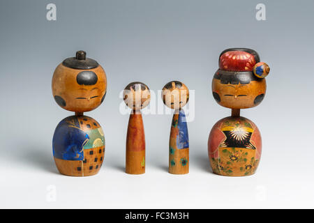 Des poupées en bois de Kokeshi Japonais Vintage Mari et femme et deux enfants. Peints à la main avec un signe de tête. Banque D'Images