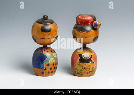 Des poupées en bois de Kokeshi Japonais Vintage Mari et femme, homme et femme, peint à la main avec un signe de tête. Banque D'Images