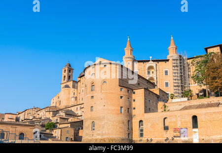 Skyline avec Palais Ducal à Urbino, Italie. Banque D'Images