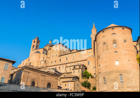 Skyline avec Palais Ducal à Urbino, Italie. Banque D'Images