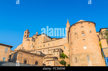 Skyline avec Palais Ducal à Urbino, Italie. Banque D'Images