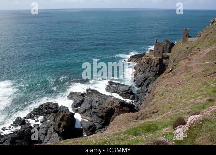 Tin Mine abandonnés sur la côte rocheuse à Botallack près de St Just, sur la côte nord des Cornouailles en Angleterre a été utilisé en plat,s Poldark. Banque D'Images