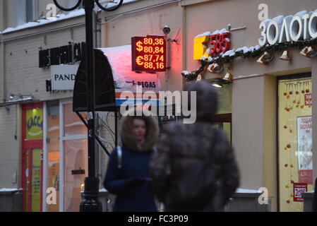 (160120) -- Moscou, 20 janvier 2016 (Xinhua) -- les gens passent devant un panneau indiquant le bureau de change Les taux de change à Moscou, Russie, le 20 janvier, 2016. Le rouble russe a chuté mercredi à un creux historique alors que le dollar américain a grimpé au-delà du niveau de 80,1 roubles pour la première fois depuis décembre 2014. (Xinhua/Evgeny Sinitsyn) Banque D'Images