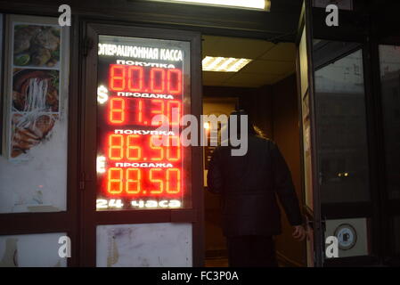 (160120) -- Moscou, 20 janvier 2016 (Xinhua) -- un homme passe devant un panneau indiquant le bureau de change Les taux de change à Moscou, Russie, le 20 janvier, 2016. Le rouble russe a chuté mercredi à un creux historique alors que le dollar américain a grimpé au-delà du niveau de 80,1 roubles pour la première fois depuis décembre 2014. (Xinhua/Evgeny Sinitsyn) Banque D'Images