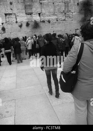 La prière des femmes du côté des femmes au Mur Occidental à Jérusalem, Israël Banque D'Images