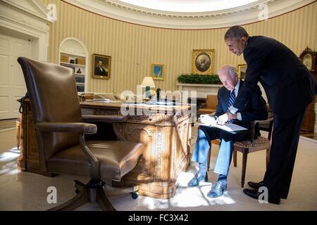 Président américain Barack Obama reviews une déclaration avec le Vice-président Joe Biden dans le bureau ovale de la Maison Blanche, le 21 octobre 2015 à Washington, DC. La déclaration a été l'annonce par Biden à ne pas se porter candidat à la présidence. Banque D'Images