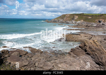 Donnant sur la plage à Gunwalloe Cornwall Église Cove sur la Péninsule du Lézard du sud-ouest de l'angleterre ,utilisé dans la télévision, Poldark Banque D'Images