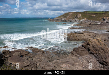 Donnant sur la plage à Gunwalloe Cornwall Église Cove sur la Péninsule du Lézard du sud-ouest de l'angleterre ,utilisé dans la télévision, Poldark Banque D'Images