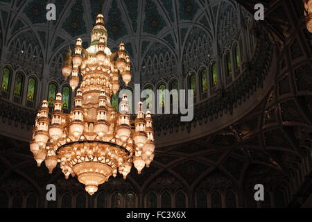 Le plus grand lustre, accroché dans la Grande Mosquée Sultan Qaboos, Muscat, Oman. Banque D'Images