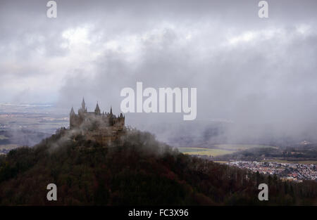 La vue panoramique sur le Château de Hohenzollern, l'Allemagne, la résidence de l'ancienne famille royale de l'Empire allemand Banque D'Images