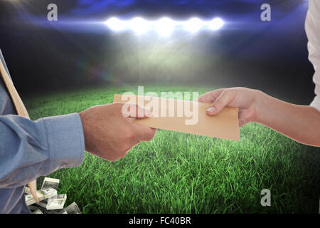 Image composite de closeup of hands holding pot-de-vin Banque D'Images