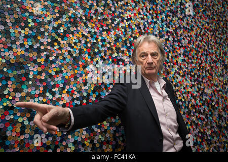 Designer de renommée mondiale, Paul Smith ouvre le 'Bonjour, Mon nom est Paul Smith", exposition au phare, à Glasgow, Ecosse, le 20 janvier 2016. L'exposition, l'élaboration de la carrière de Paul Smith et des archives et collections, s'exécute au phare, Scotland's Centre for Design et l'architecture, du 21 janvier jusqu'au 20 mars 2016. L'exposition vous invite dans le monde de Paul Smith, un monde de la mode, la création, l'inspiration, la collaboration, l'esprit et la beauté. Banque D'Images