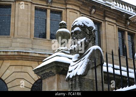 L'une des têtes d'empereurs romains en dehors du Sheldonian Theatre d'Oxford avec une légère couche de neige. Banque D'Images