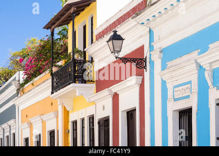 Maisons colorées line une rue de la vieille ville de San Juan, Puerto Rico. Banque D'Images