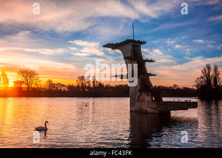 L'ancien plongeoir à Coate Water de Swindon, à l'aube. Banque D'Images