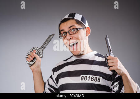 Funny prisonnier avec knuckles isolé sur gray Banque D'Images