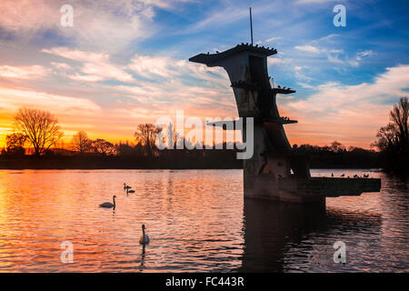 L'ancien plongeoir à Coate Water de Swindon, à l'aube. Banque D'Images