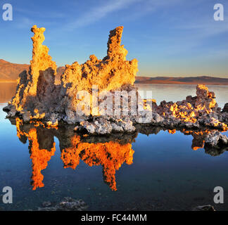 Le coucher du soleil, le lac Mono Banque D'Images