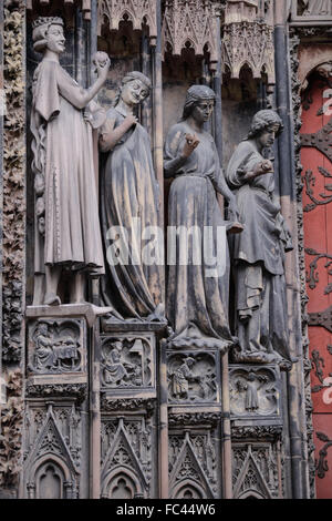 Entrée principale Détails de décoration de la cathédrale de Strasbourg, France Banque D'Images