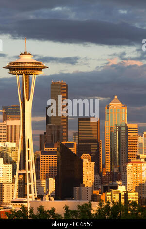 Seattle City scape au coucher du soleil avec Space Needle, Washington, USA. Banque D'Images