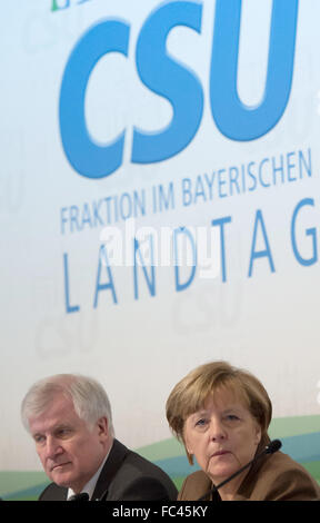 Kreuth, Allemagne. 20 Jan, 2016. La chancelière allemande, Angela Merkel (CDU) et du parti CSU Horst Seehofer, chef de la CSU intervenant dans le bâtiment des conférences à Kreuth, Allemagne, 20 janvier 2016. La CSU) Union Socialiste retreat conférence a lieu du 18 au 21 janvier 2016 à la Fondation Hanns Seidel education centre de Kreuth. Photo : PETER KNEFFEL/dpa/Alamy Live News Banque D'Images