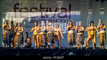 Groupe sur scène des artistes maoris faisant le haka (danse de guerre) au Festival de Melbourne, Australie Banque D'Images