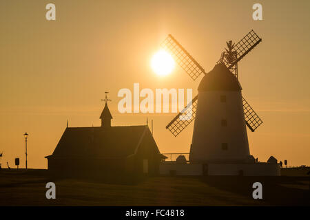 Lytham St Annes,,UK. 20 janvier 2016.La météo. Un magnifique coucher de soleil se termine une belle journée d'hiver le long de la côte du Lancashire Crédit : Gary telford/Alamy Live News Banque D'Images