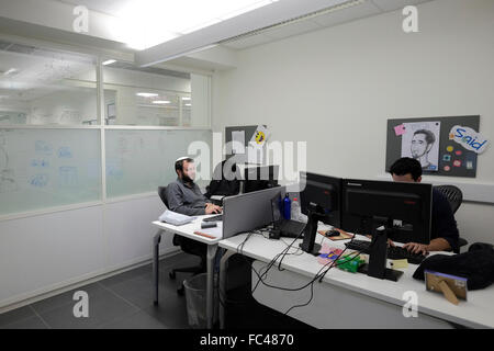 Israël, Beersheba. 20 janvier. Les hommes qui travaillent à l'intérieur Israël CEM Centre d'excellence pour une entreprise de recherche de solutions d'infrastructure de l'information situé au parc technologique de la ville méridionale de Beer-sheva le 20 janvier 2016 Beer-sheva se prépare à être le monde pour les entreprises multinationales avec des capitaux dont EMC, Deutsche Telekom, AG, Lockheed Martin, Oracle et IBM déjà des bureaux dans la ville. Banque D'Images